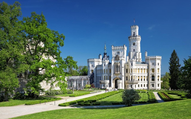 Ghé thăm lâu đài trắng Hluboka nổi tiếng trong tour du lịch Czech