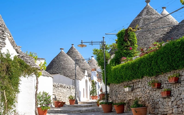 Chiêm ngưỡng vẻ đẹp cổ kính của thị trấn Alberobello khi du lịch Ý